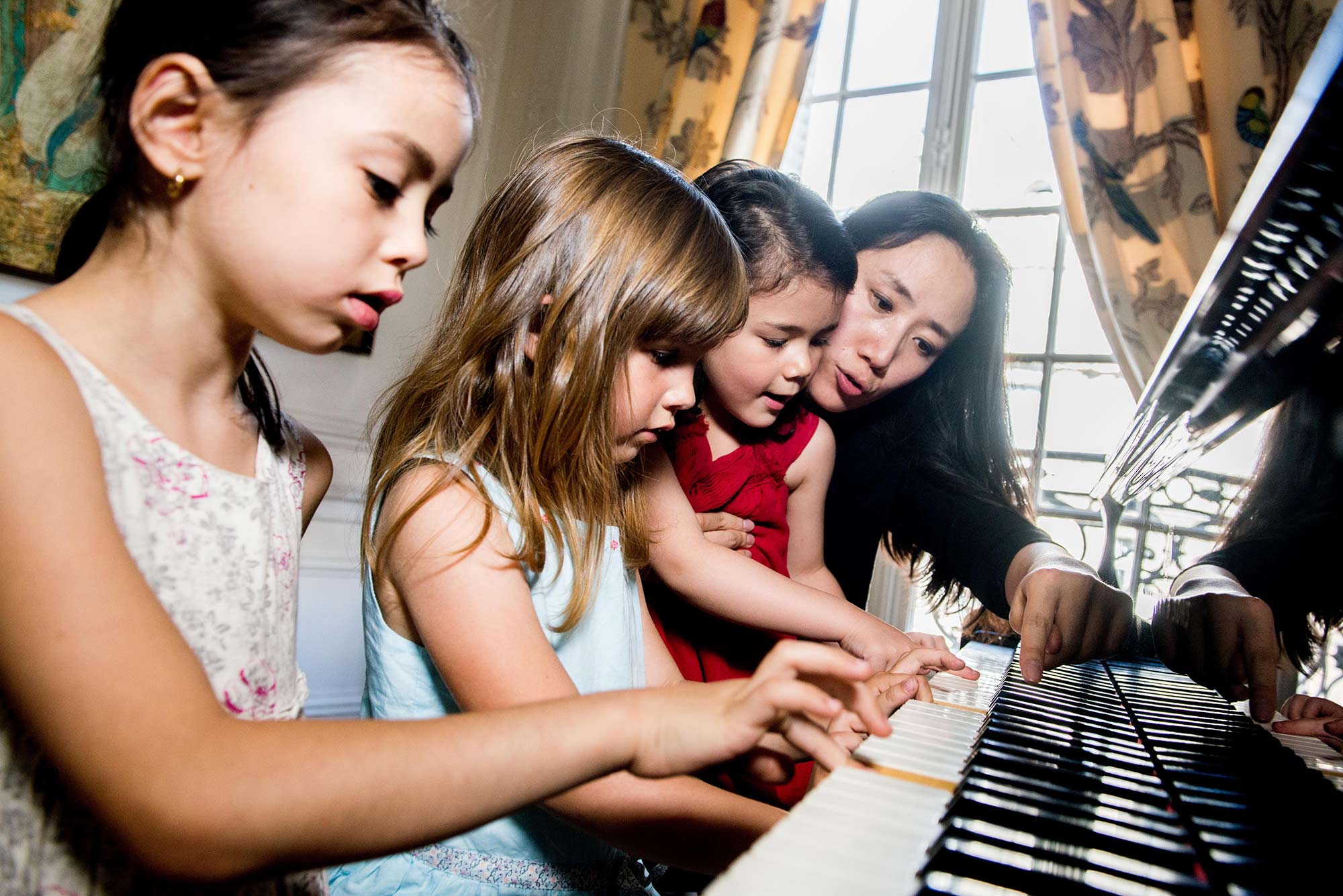 Enfants jouant sur toute la longueur du clavier