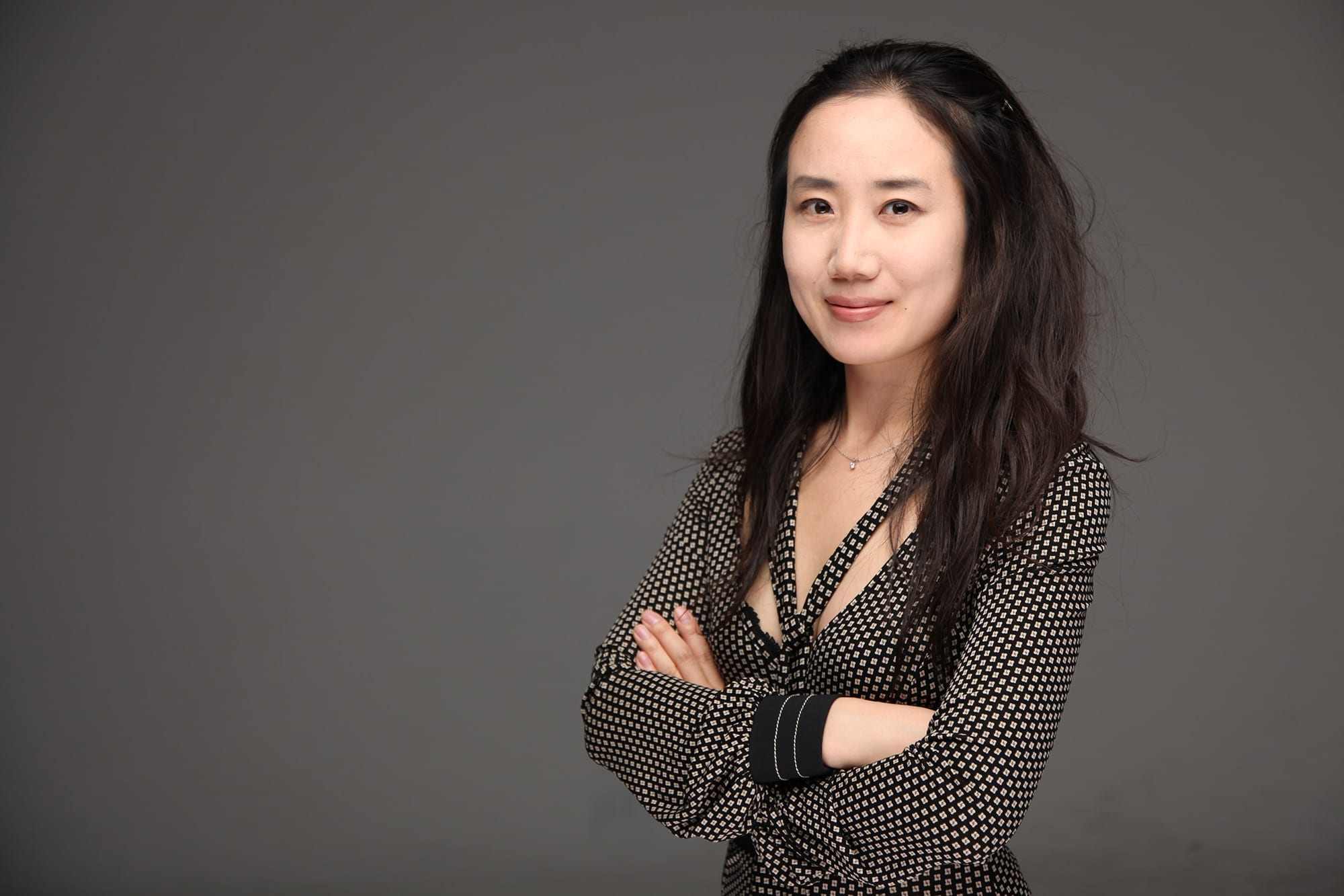 Mi-Young LEE près d’un piano de concert en extérieur