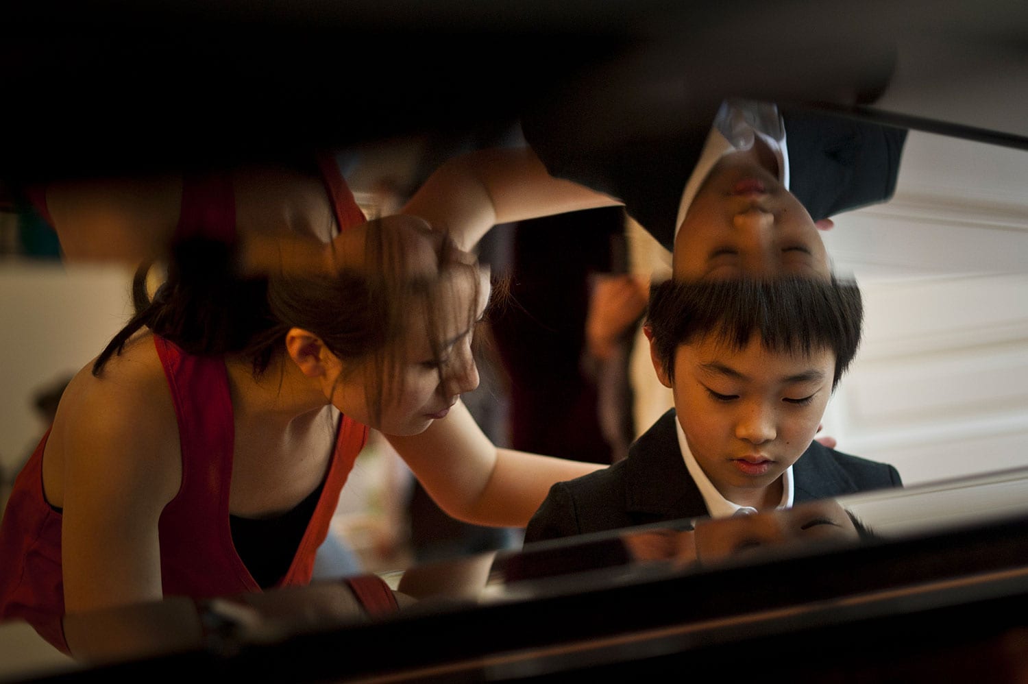Enfants au piano sur toute la longueur du clavier