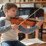 Puis-je mettre mon enfant au piano et au violon ?