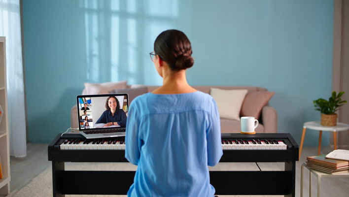 Apprenant adulte en cours de piano en ligne sur ordinateur