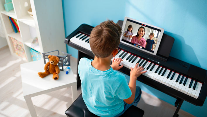Enfant jouant au piano pendant un cours en ligne