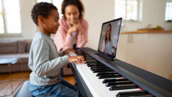 Présence rassurante du parent pendant le premier cours de piano en ligne
