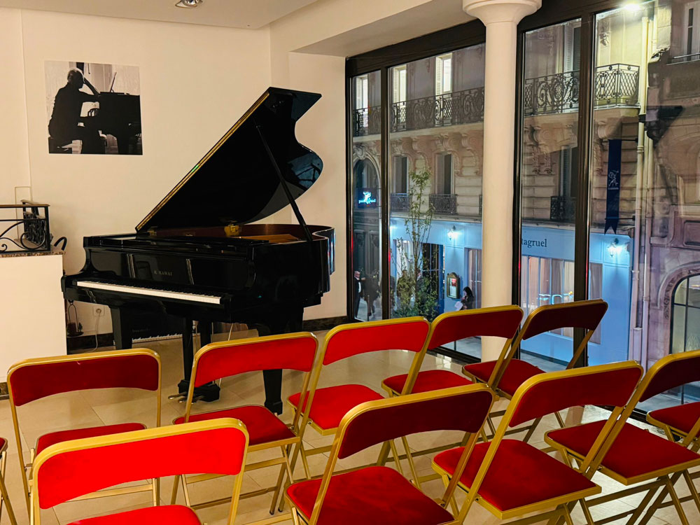 Intérieur de la salle avec piano
