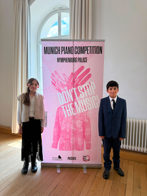 Vahan Rostami Dadayan et Jeanne Sorbets devant l’affiche du Concours international de Munich